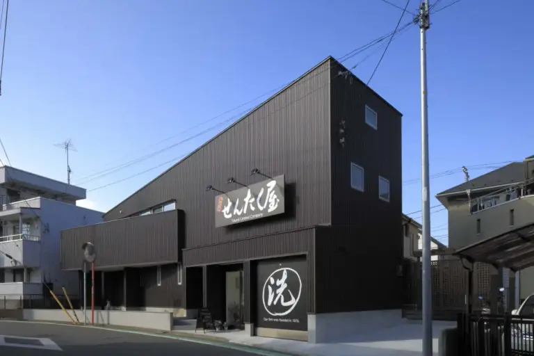スキップフロアから見渡せる店舗付き住宅