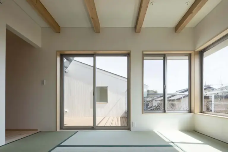 日が照らす白のおしゃれ住宅