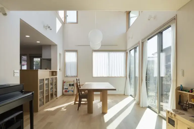 日が照らす白のおしゃれ住宅